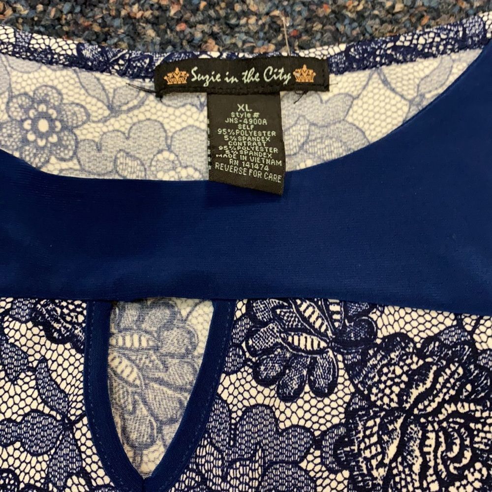 Blue and white floral top sz. XL - Picture 2 of 2